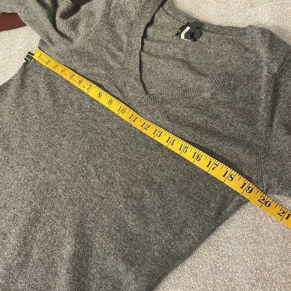 HALOGEN CASHMERE gray v-neck VEE Sweater - Picture 9 of 12